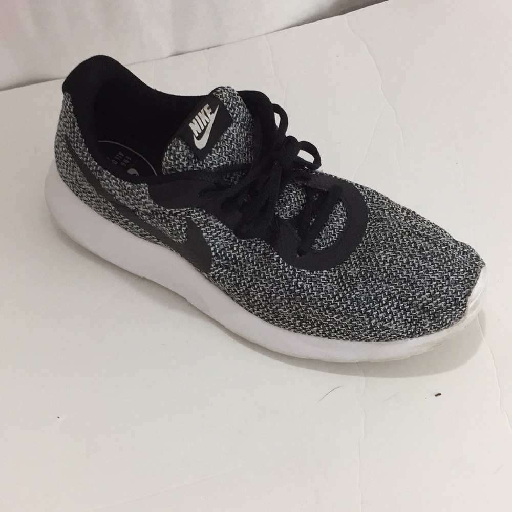 Nike Tanjun SE AR1941-001 Gray and Black Athletic Running Shoes Size 11